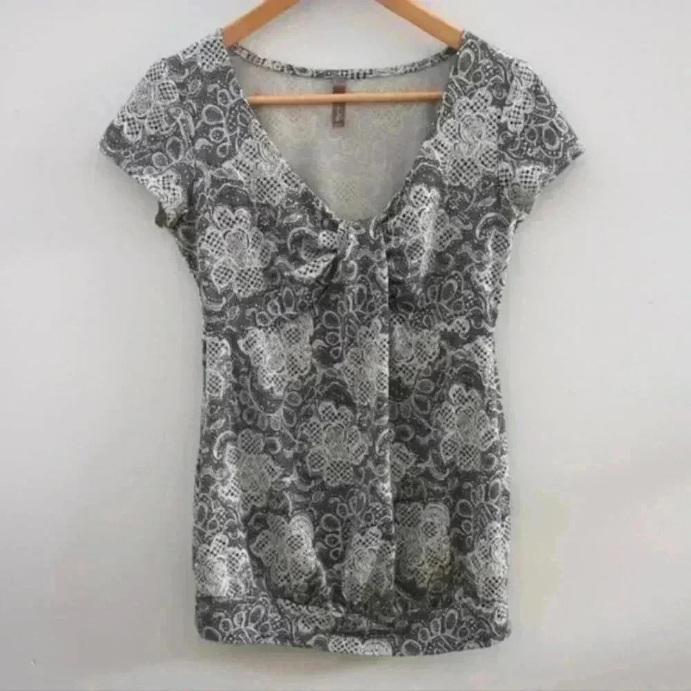 THYME MATERNITY | Off  White/Black Short V-Neck Sleeved Floral Top